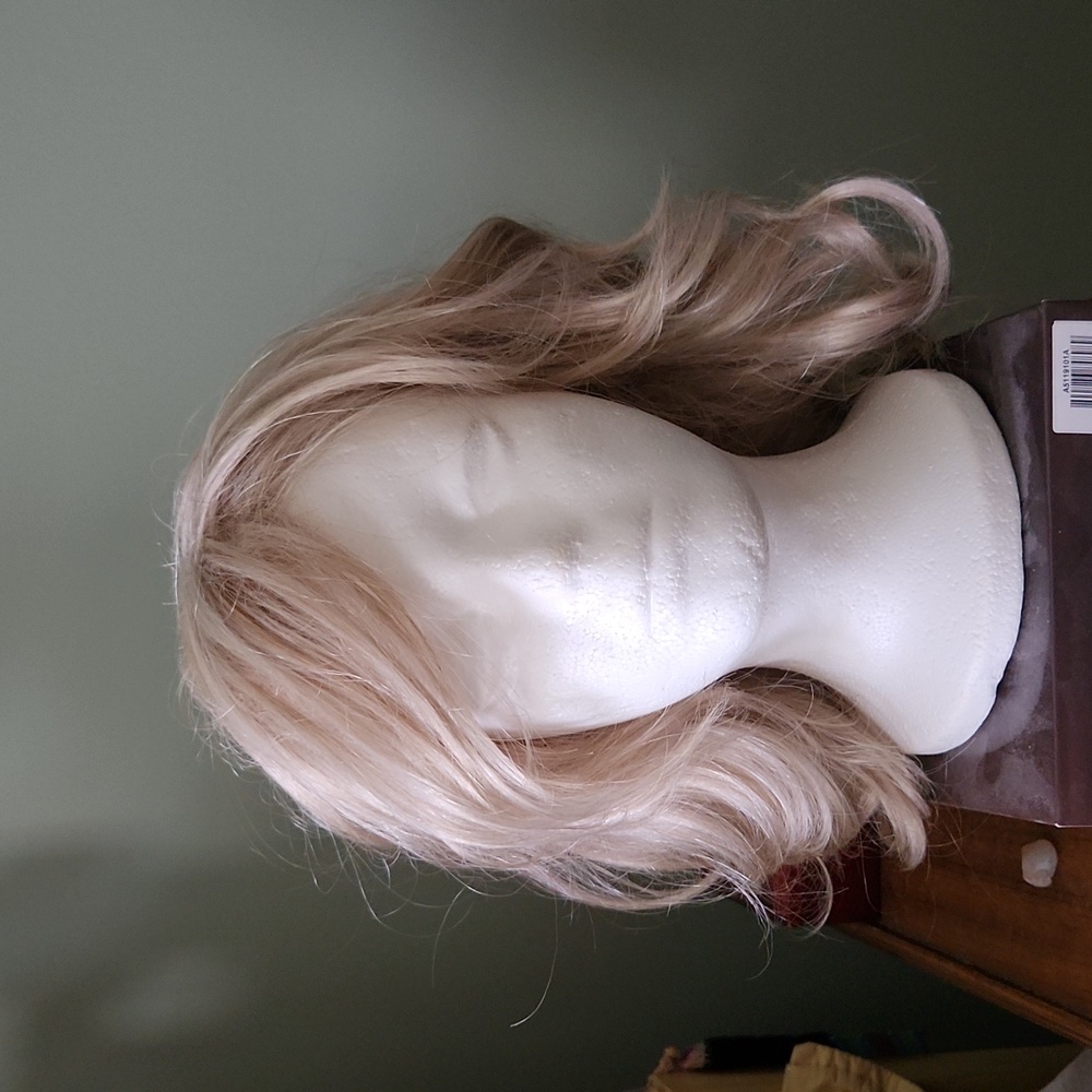 Sunset Layered Wig by Jaclyn Smith Average worn 3xs Lace front & airy Platinum